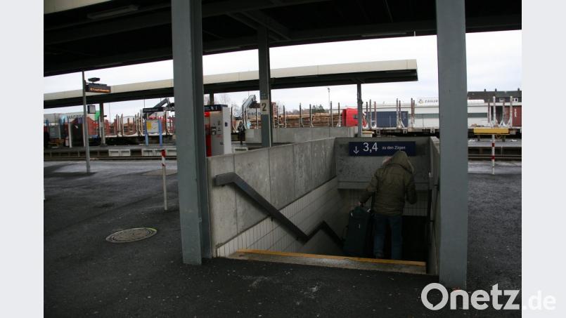 Auch wer schwer zu schleppen hat oder nicht mehr gut zu Fuß ist, muss auf dem Wiesauer Bahnhof durch die Unterführung. Bild: wro