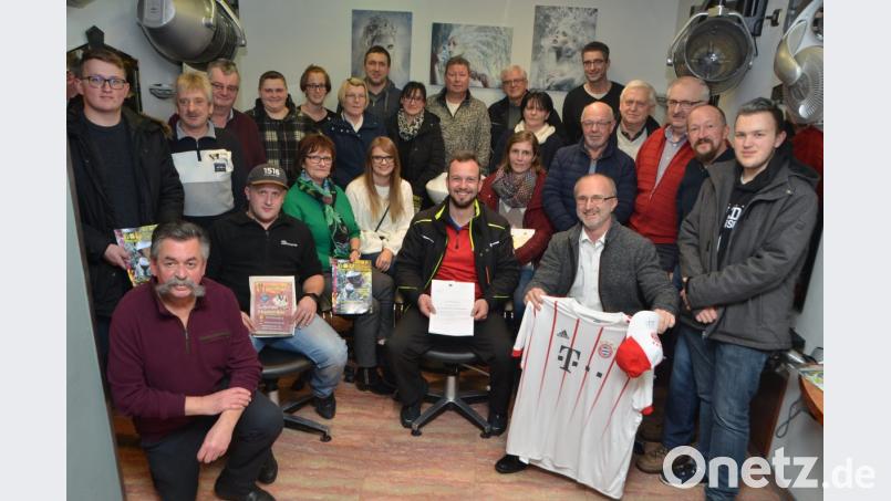 21 Gewinner durften Preise im Wert von rund 1500 Euro entgegennehmen, die von den Firmen und Unternehmen für diesen Zweck zur Verfügung gestellt wurden. Friseurmeister Günther Schönberger (vorne, links) und Herbert Putzer, Vorsitzender der Kinderkrebshilfe in der Region Oberpfalz Nord (Dritter von rechts) überreichten die Preise. Bernhard Balk (Mitte, sitzend) erhielt den Hauptpreis. Bild: dob