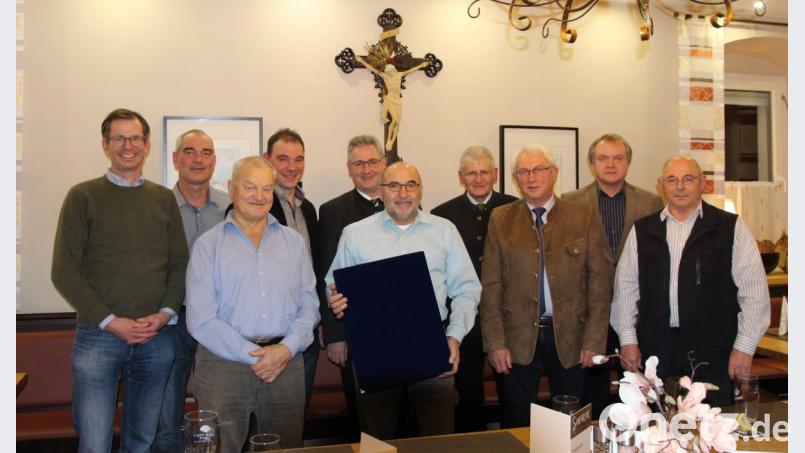 Anton Wiedemann (links), Hermann Böhnert (Sechster von links) und Kurt Koppmann (Dritter von rechts) wurden von Stadtpfarrer Hannes Lorenz (Bildmitte) verabschiedet. Sein Willkommen galt den neuen Räten Markus Götz (Zweiter von links), Matthias Irlbacher (Vierter von links) und Walter Elberskirch (Zweiter von rechts). Für weitere sechs Jahre gehören dem Gremium an: Herbert Bindl (Dritter von links), Kirchenpfleger Hans Pamler (Vierter von rechts) und Joseph Ferstl (rechts). Bild: bph