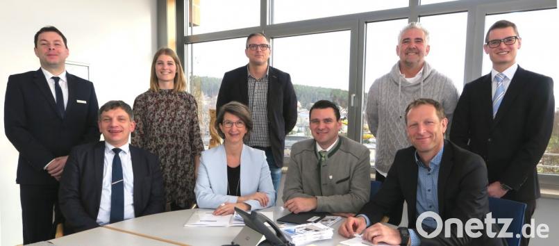 Matthias Unverzart, Laura Hlawatsch, Thomas Rinner, Horst Fleischmann, Sebastian Singer (stehend von links), Manuel Lischka, Dr. Susanne Plank, Thomas Ebeling und Christian Meyer (sitzend von links) empfehlen die &quot;Unternehmer-Schule&quot; der Hans-Lindner-Stiftung. Bild: Hirsch