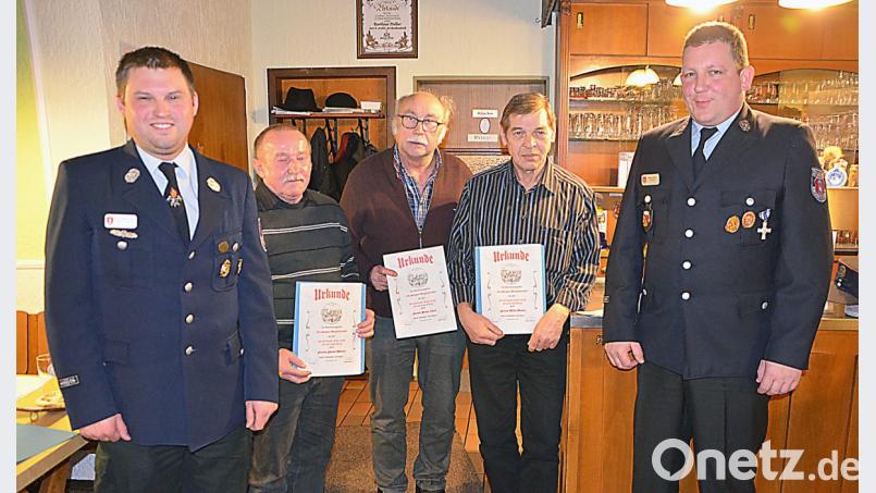 Urkunden für 40 oder 50 Jahre Mitgliedschaft im Feuerwehrverein liegen in der Jahreshauptversammlung für insgesamt sieben Männer bereit. Aus verschiedenen Gründen konnten aber nicht alle an der Ehrung teilnehmen. Vorsitzender Wolfgang Böhm (rechts) und sein Stellvertreter Daniel Albersdorfer (von links) danken Horst Walter, Peter Opel und Willi Weber persönlich. Bild: rfü