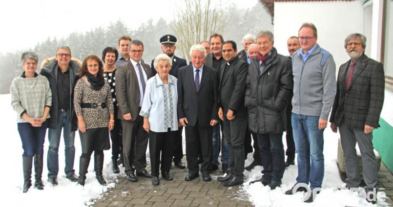 Hans Steinsdorfer und seine Frau Marianne (Bildmitte) genossen die gemeinsame Zeit mit ihren Weggefährten. Bild: agr