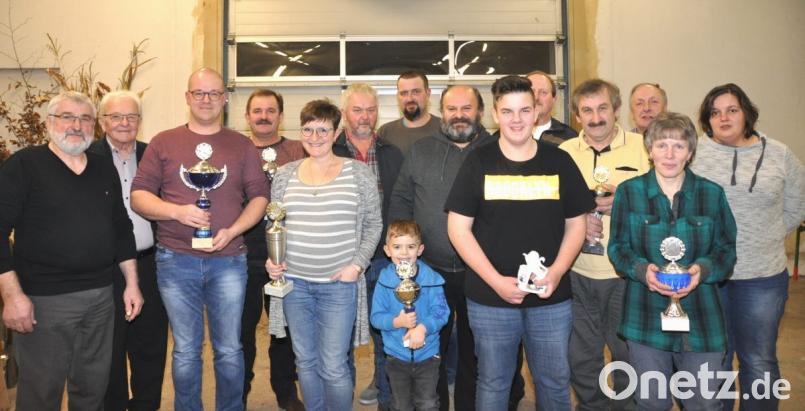 Stolz hält vierjährige Emilio Joel Sauer (vorne, Mitte) seinen Pokal in Händen, dahinter sein Opa Alfred. Bild: es