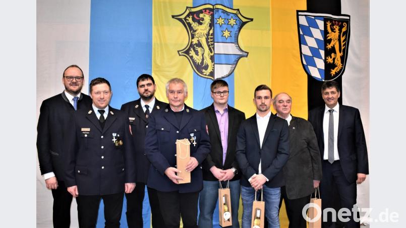 Die besonders Ausgezeichneten des Jahres 2018 tragen sich in das goldene Buch der Stadt ein. Das Bild zeigt von links Landrat Andreas Meier, Tobias Schatz (Vorsitzender der Feuerwehr Gmünd), Manfred Krauß (Kommandant), Manfred Dobmann, Tobias Paulus, Kevin Heindl, Gerhard Mark sowie Bürgermeister Edgar Knobloch. Bild: rgr