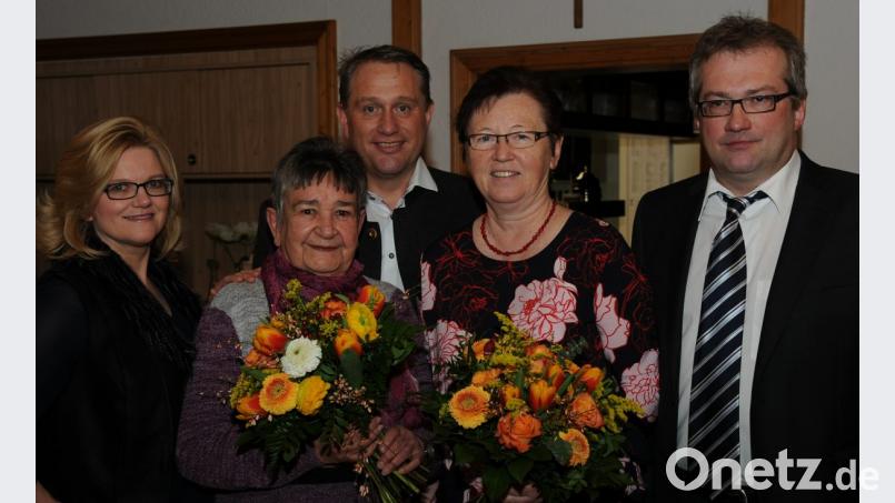 Die Wirtsleute Lisa Kopf (links) und Andreas Kopf (rechts) bedankten sich bei ihren langjährigen Bedienungen Josefine Strobel (Zweite von links) und Elfriede Stauber (Zweite von rechts). Zweiter Bürgermeister Hermann Böhm sprach den Kräften den Dank der Gemeinde aus. Bild: gfr
