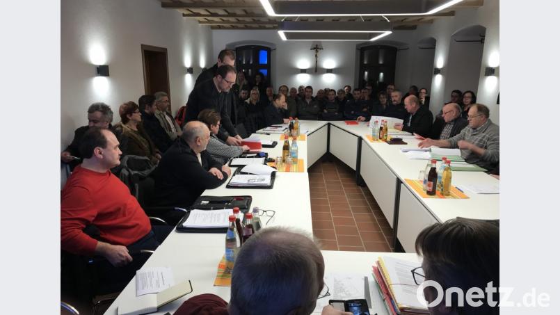 Die Zuhörer drängen sich in der Marktratssitzung: Auslöser ist der geplante Bau eines Solarparks südlich der Auenstraße. Bild: eig