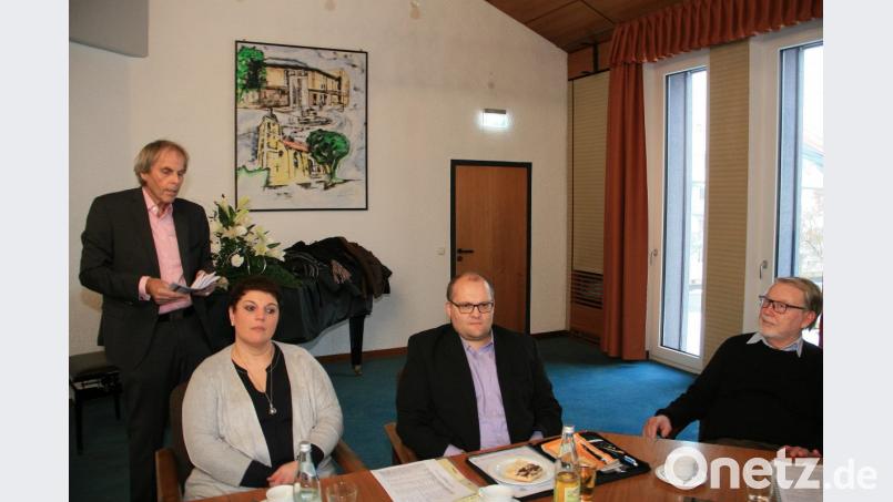 Siegmund Bergmann (links) erklärte, wie man mit gezielten Schritten in den Besitz des Schwerbehinderten-Ausweises gelangt. Vorne im Bild (von links): Anja Dubrowski und Wolfgang Fenzl von der Seniorenfachstelle am Tirschenreuther Landratsamt. Rechts daneben: Kreis-Seniorenbeauftragter Ludwig Spreitzer aus Waldsassen. Bild: wro