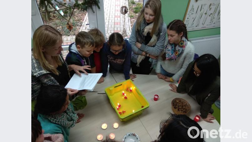 Die Schüler beim Deuten von Omen. Bild: exb