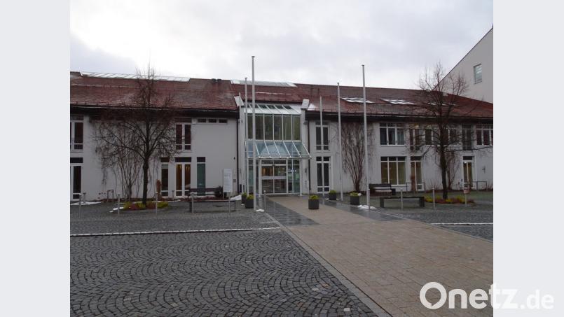 Die Feuerwehr Neualbenreuth musste 2018 fünfmal zum Sibyllenbad ausrücken. Die Brandmeldeanlage hatte ausgelöst. Es stelle sich glücklicherweise immer als Fehlalarm heraus. Allerdings befürchten Kommandant und Bürgermeister, dass bei einer gewissen Häufigkeit der Fehlalarme die Teilnehmerzahl bei solchen Einsätzen sinken könnte. Bild: rti