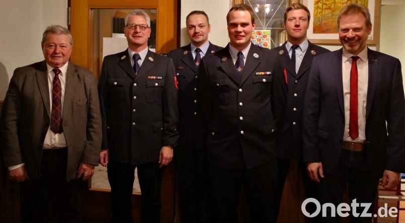 Jahreshauptversammlung bei der Feuerwehr Lintach (von links): Ehrenmitglied Altbürgermeister Norbert Probst, Vorsitzender Tobias Göbl, Kommandant Benjamin Weiß, der beförderte Oberlöschmeister und Zweite Kommandant Dennis Schubert, Zweiter Vorsitzender Bernhard Müller und Bürgermeister Alwin Märkl. Bild: gto