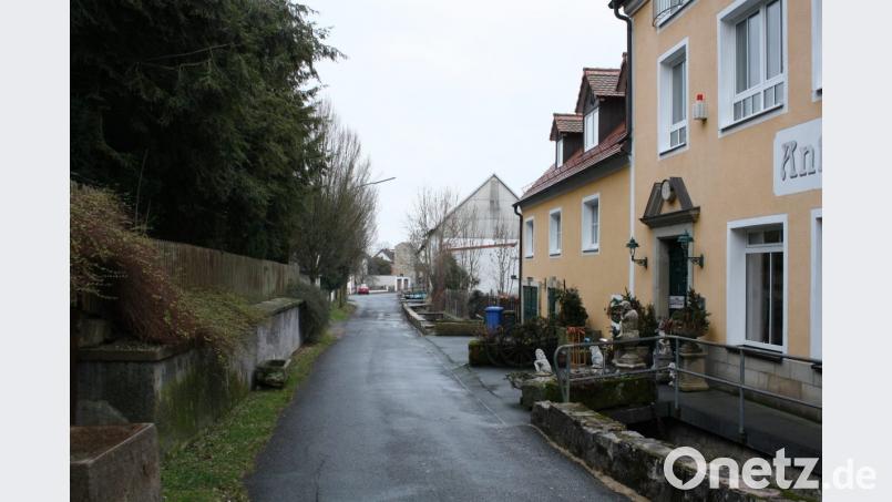 Die Jahnstraße am Pressather Bach ist ein Idyll und soll es nach Klaus Stieflers Willen auch bleiben: Für Gedankenspiele, die Straße zu einer Einbahnstraße auszubauen, hat der Stadtplaner nichts übrig. Bild: bjp