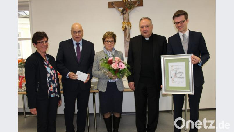 Der Familienpreis 2019 geht heuer an das Katholische Wohnungsbau- und Siedlungswerk der Diözese Regensburg. Eine besondere Ehrung erhält Karin Klebl, die 20 Jahre im Pfarrbüro ehrenamtlich mithalf. Im Bild: Pfarrgemeinderatssprecherin Edith Schön, Ludwig Gareis, Karin Klebl, Stadtpfarrer Georg Flierl und Maximilian Meiler (von links). Bild: heb