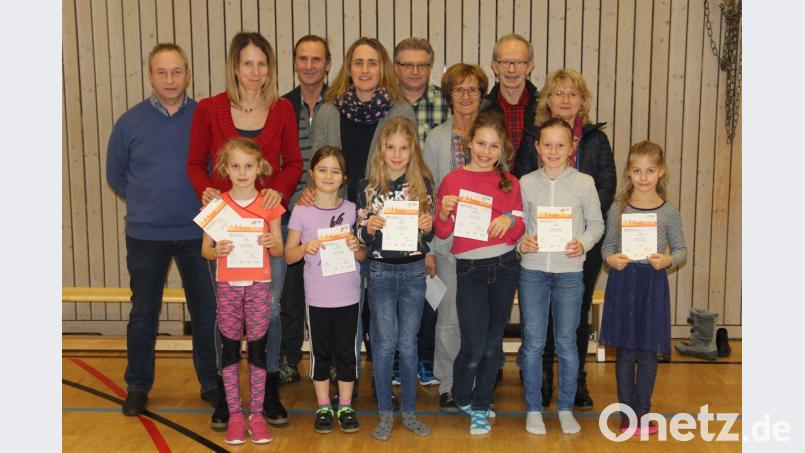 Die erfolgreichen Teilnehmer an der Breitensportaktion bekamen ihre Sportabzeichen in Gold oder Silber überreicht. Bild: ral