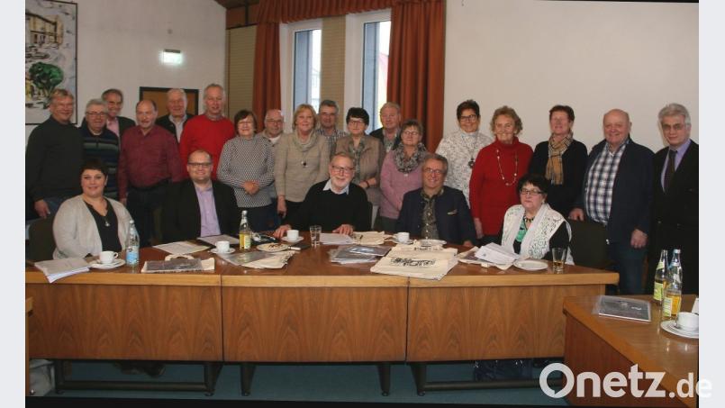 Gastgeber des Treffens war die Marktgemeinde Wiesau. Vorne im Bild (von rechts): Irmgard Hegen, Bgm. Toni Dutz, Lkr. -Seniorenbeauftragter Ludwig Spreitzer, Wolfgang Fenzl und Anja Dubrowski (beide von der Seniorenfachstelle am Landratsamt), dahinter die Seniorenbeauftragten der Landkreis-Kommunen. Bild: wro