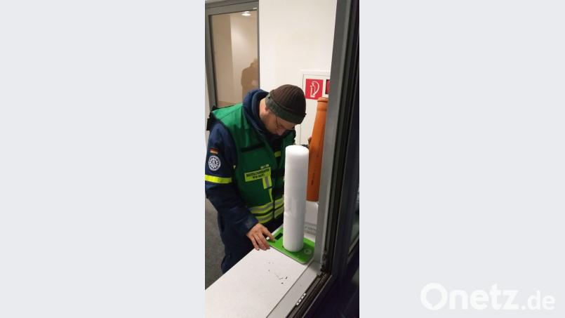 Ein THW-Baufachberater nimmt eine Schneelastmessung vor. Bis zu 300 Kilogramm können auf einen Kubikmeter drücken. Bild: Media Team/THW LV Bayern