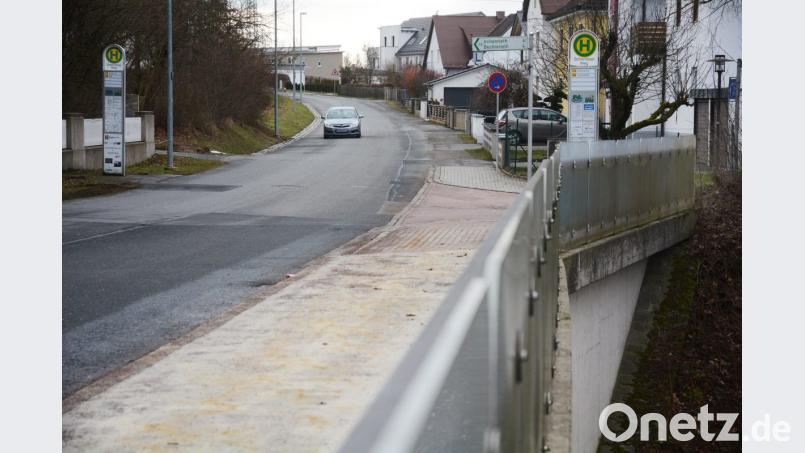 Der Schirmitzer Weg ist von der Leuchtenberger Straße bis zur Brücke über die Süd-Ost-Tangente ausgebaut. Für den Abschnitt weiter bis zum Ortsende ist kein Ausbau vorgesehen. Die gesamte Maßnahme liegt im Außenbereich und kann somit nicht abgerechnet werden. Bild: Gabi Schönberger