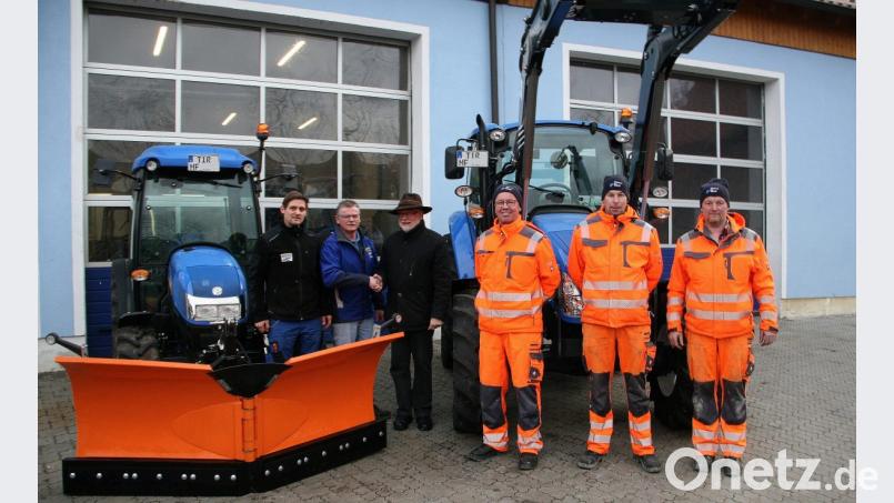 Der Traktor und sein kleinerer "Bruder" wurden am Montagmittag von Bürgermeister Herbert Bauer und drei Mitarbeitern des Bauhofes in Leugas übernommen. Im Bild ( von links): Andreas Oppl, Helmut Oppl, Bürgermeister Herbert Bauer, Bauhofleiter Richard Bitterer und die Bauhofleute Tobias Kabat und Andreas Zölch. Bild: wro