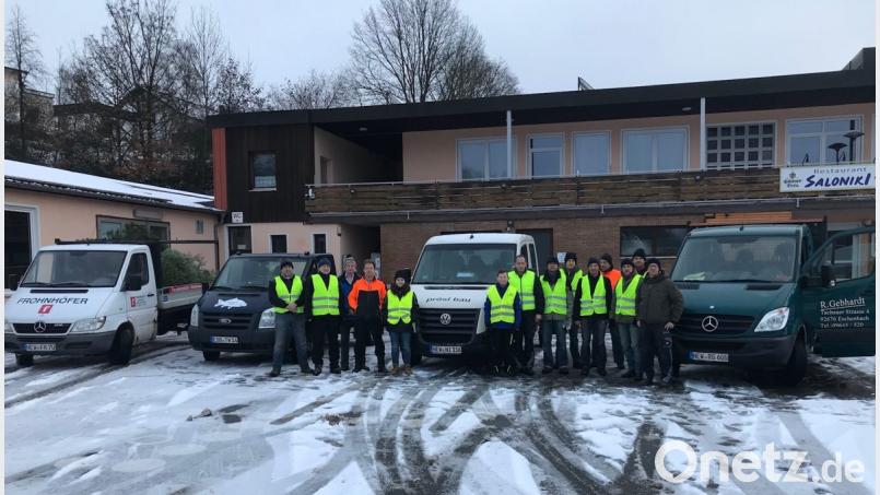 Aufgeteilt in vier Teams sammeln fleißige Helfer des Sportclubs vier Stunden lang in Eschenbach und den umliegenden Ortschaften ausgediente Christbäume ein. Bild: exb