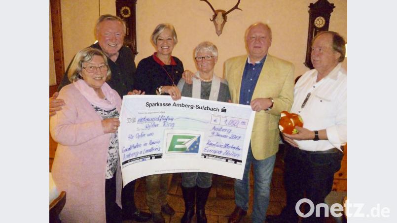 1 050 Euro haben die Mitglieder und Gäste der Europa-Union im Jahr 2018 gesammelt, eine Spende, die der Vorstand des Kreisverbands nun überreichte. Von links Schriftführerin Lilo Eckert, stellvertretender Vorsitzender Hermann Kucharski, Vorsitzende Karoline Hastreiter, Beisitzerin Helga Watroba, Peter Augustin, Außenstellenleiter des Weißen Rings, und Beisitzer Dieter Gesang mit dem reichlich gefüllten Sparschwein. Bild: usc