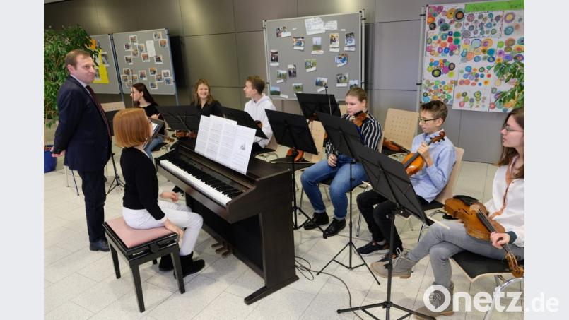 Das Jugendstreichorchester der Musikschule im Vierstädtedreieck umrahmen unter Leitung von Joachim Steppert (rechts) den CSU-Neujahrsempfang musikalisch. Bild: exb