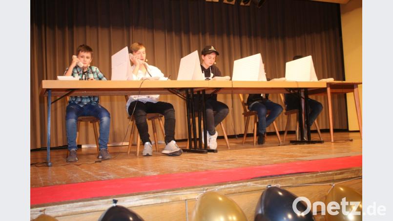 Wen die linke Hand nicht weiß, was die rechte tut und nur das Nötigste geredet wird, kommt Chaos zu Stande. Dies demonstrierten im Sketch "Telefonkette" David Rass, Sophia Arnold, Pia Rubenbauer, Luca Schatz, Tim Neubauer und David Klaas. Bild: sne