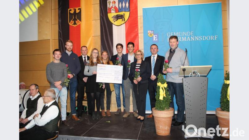 Bei einem Benefizkonzert der Gruppe „Vox Aeterna“ zugunsten der „Selbsthilfegruppe krebskranker Kinder“ verzichteten die Musiker auf ihre Gage und auf große Teile des Verkaufserlöses ihrer CDs. Mit Spenden der Raiffeisenbank Unteres Vilstal, der Metzgerei Maria, der Brauerei Naabecker und der Bäckerei Grosser überreichten sie nun eine Spende von 6000 Euro an die Vorsitzenden des Vereins, Petra Waldhauser und Marco Kind, die dafür dankten. Im Bild (von rechts) Marco Kind, Bürgermeister Josef Gilch, Petra Waldhauser und Dritter Bürgermeister Erich Meidinger (Dritter von links). Bild: wec