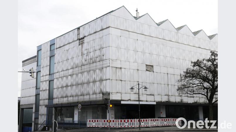 Wegen Schäden an der Fassade wird das alte Storg-Gebäude jetzt untersucht. Bild: ge