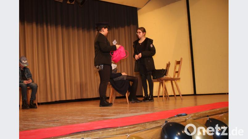 Der Schaffner (Clarissa Parcefall) hilft Tochter Hanna Krausch bei der Suche nach den Tickets. Bild: sne