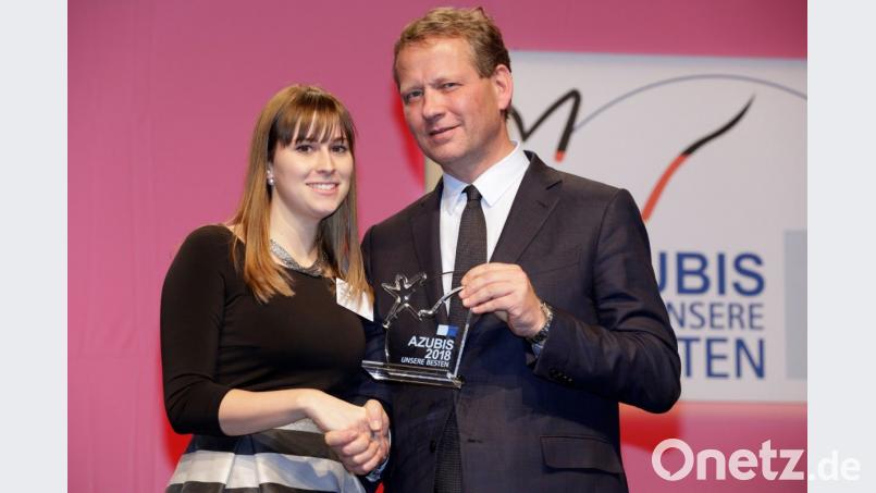 Selina Wrosch (links) wurde in Berlin von DIHK-Präsident Eric Schweitzer als beste Chemikantin ausgezeichnet. Bild: exb/Schicke