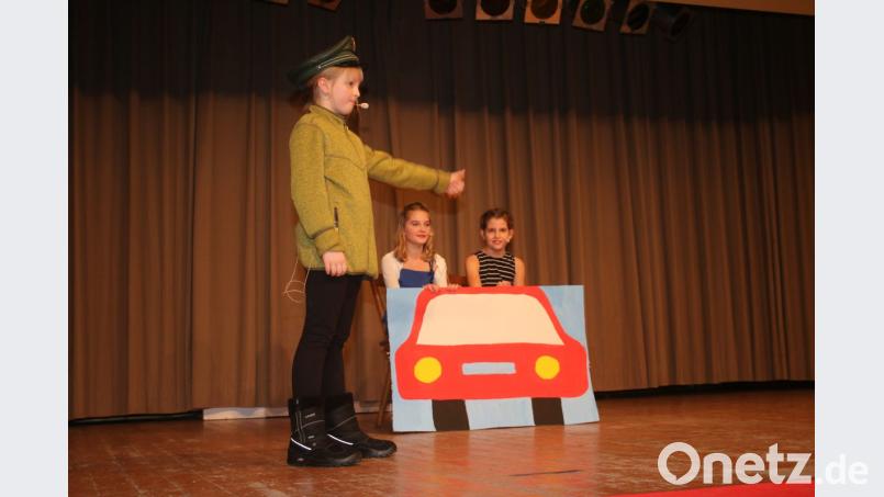 Antonia Kraus und Fiona Walberer waren zu schnell unterwegs. Wachtmeisterin Elisabeth Anderson zog sie erst einmal aus dem Verkehr. Bild: sne