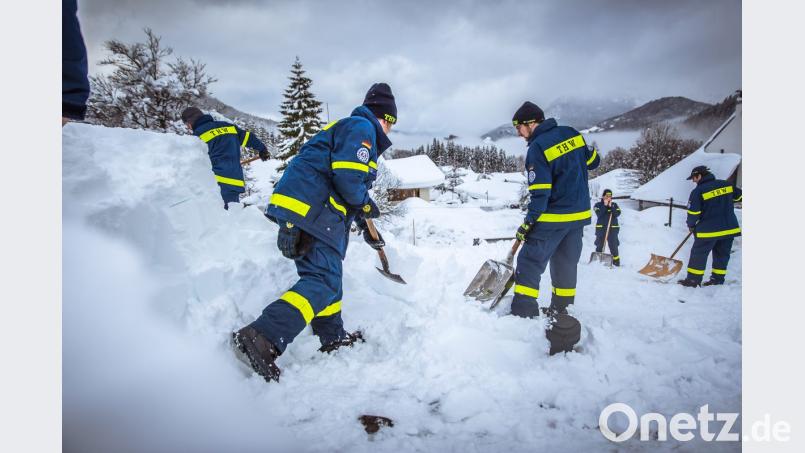 Die Schaufeln haben die Helfer aus Weiden mitgebracht. Seit Freitag sind 20 Mitglieder der Ortsgruppe des Technischen Hilfswerks in Oberammergau im Einsatz. Bild: THW LV Bayern/Nicole Endres