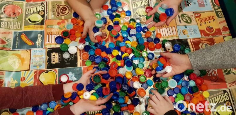 Die beiden Jugendzentren Hängematte in der Herzogstadt und Klärwerk in Amberg wollen zur Eindämmung der Kinderlähmung beitragen. Mit dem Gegenwert von im Wettbewerb gesammelten Plastikdeckeln sollen Polio-Schutzimpfungen finanziert werden. Bild: exb