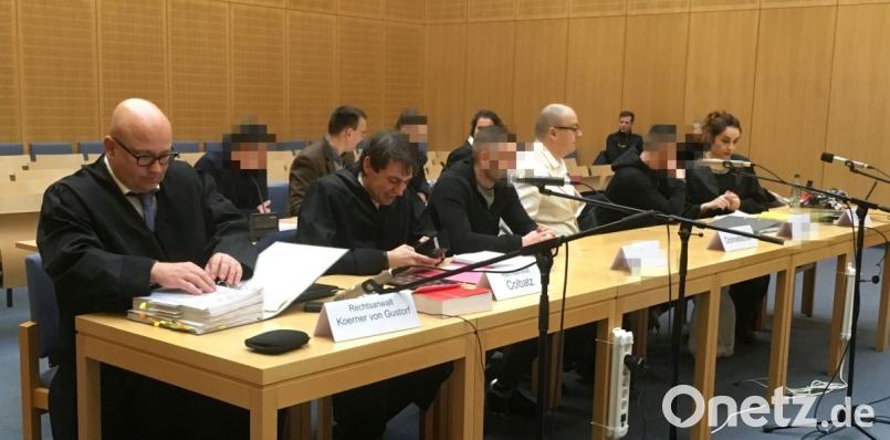 Schleuserprozesse im Wochentakt. Seit Montag müssen sich vier Rumänen (im Bild mit Verteidigern und Dolmetschern) vor der Strafkammer des Landgerichts wegen gewerbs- und bandenmäßigen Einschleusens verantworten. Bild: ca