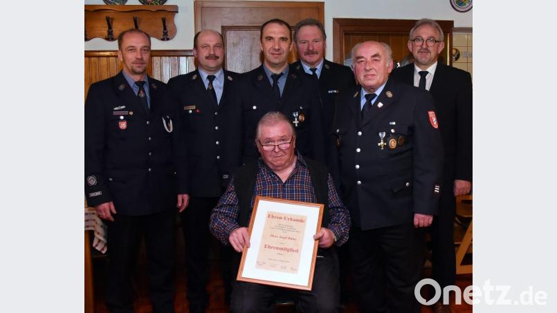 Die beiden bisherigen Kommandanten Christian Gleißner (von links) und Thomas Mathes, Vorstand Thomas Stock, zweiter Bürgermeister Josef Stangl, bisheriger Vorstand Lorenz Enslein und Bürgermeister Rudolf Schopper gratulierten Josef Baier (vorne, Mitte) zur Ernennung als Ehrenmitglieder der Feuerwehr Wurz. Bild: bgm