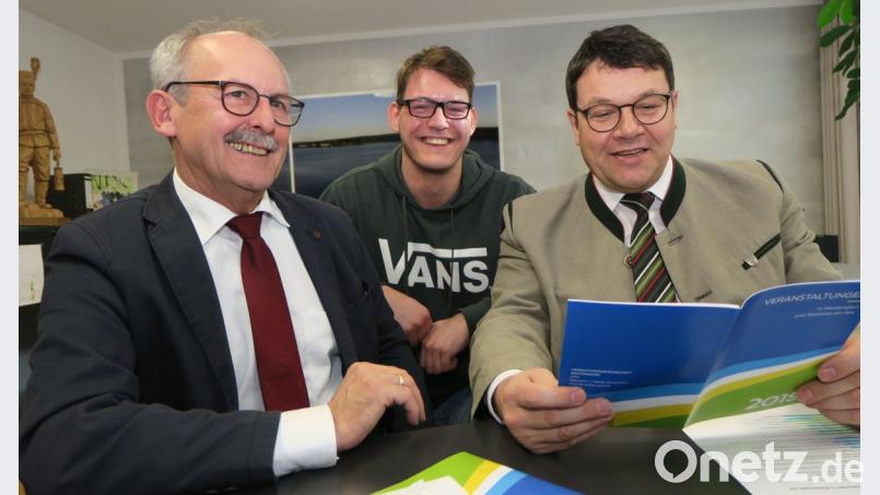 Die Bürgermeister Harald Bemmerl (links) und Thomas Falter (rechts) stellten gemeinsam mit Redakteur Michael Weiß den Veranstaltungskalender 2019 vor. Bild: Hirsch