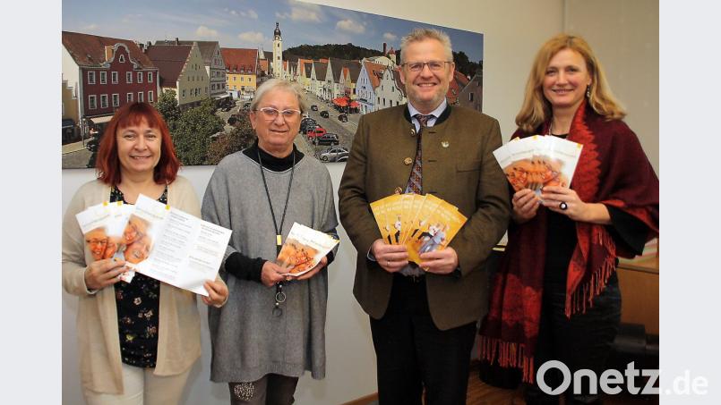 Das neue Programm des Seniorenbeirats stellten vor (von links): Sabine Brunner von der Pressestelle, Seniorenbeirats-Vorsitzende Elisabeth Beer-Klatt, Oberbürgermeister Andreas Feller und Pressesprecherin Maria Schuierer. Bild: Christopher Dotzler