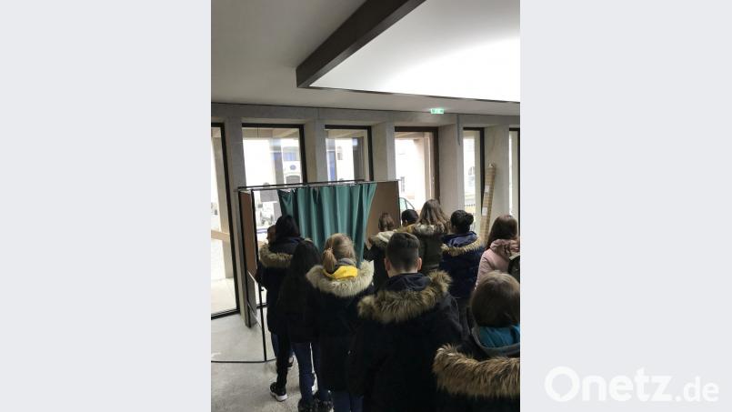 Jugendliche der achten Klasse der Mittelschule Waldsassen waren am Mittwochvormittag ins Rathaus zur Stimmabgabe gekommen. Bild: exb