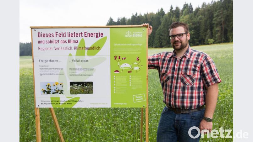 Agrar-Scout Leonhard Rösel vor einer Informationstafel an einem seiner Energiepflanzen-Felder. Jetzt fährt er auf die Grüne Woche in Berlin, um dort auf dem Erlebnis-Bauernhof mit vielen Messebesuchern in Kontakt zu kommen. Bild:  Philipp Ledenyi