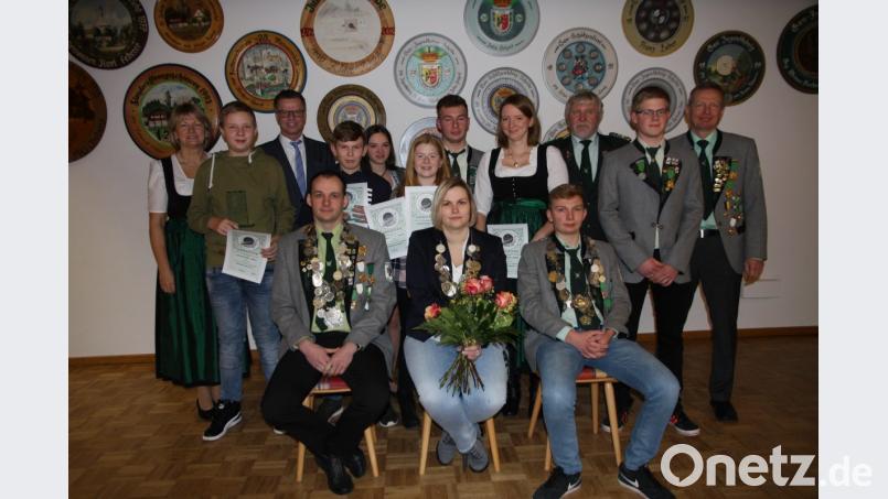 Die neuen Würdenträger der Hüttenschützen Massenricht (vorne, von links): Tobias Schmidl, Julia Helgert und Paul Rumpler; mittlere Reihe (von links): Jonas Lichtblau, Valentin Rumpler, Marlene Siegler, Susanne Luber und Jonas Wisgickl; hintere Reihe (von links): Schützenmeisterin Anita Zirnig, Bürgermeister Hermann Falk, Tina Reichl, Timo Wisgickl, Gauschützenmeister Dietmar Beyer und Zweiter Vorsitzender Martin Rumpler. Bild: exb