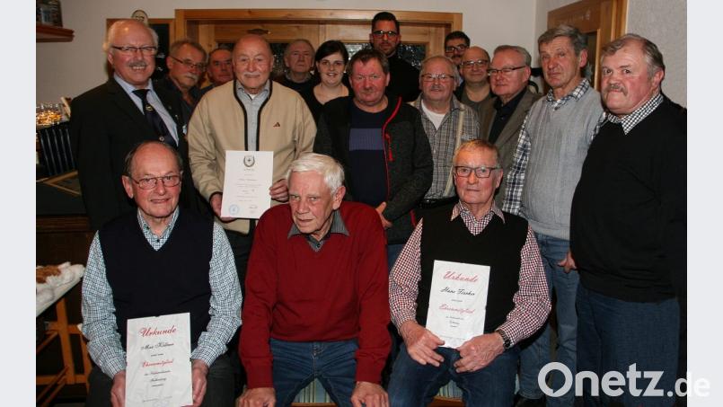 Zahlreiche Mitglieder erhielten für ihre Treue je eine Urkunde. Hans Fischer (vorne rechts) und Max Köllner (links) wurden zu Ehrenmitgliedern ernannt. Die gleiche Ehrung wurde auch Georg Schlicht zuteil. Ihm wird die Urkunde nachgereicht. Bild: wro