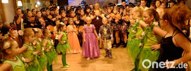 Die Kindergarde inszenierte in fantasievollen Kostümen das Märchen „Dornröschen“. Bild: ohr