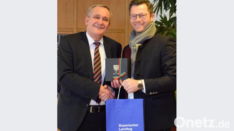 FDP-Landtagsabgeordneter Christoph Skutella macht einen Antrittsbesuch bei Weidens Oberbürgermeister Kurt Seggewiß. Bild: dko