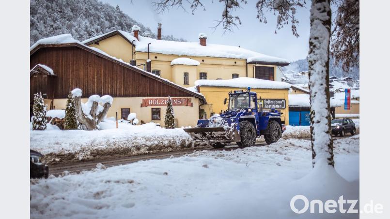Mit sechs Fahrzeugen ist das THW Weiden vor Ort im Einsatz. Beim Abgang einer Eislawine wurde ein Fahrzeug schwer beschädigt, die Helfer blieben unverletzt. Bild: THW LV Bayern/Nicole Endres