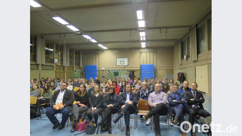 Andre Putzlocher, Wolfgang Heider, Holger Dederl, Robert Böhm, Margot Salfetter, Laura Möckel, Luisa Krafft und Marco Friepes (von rechts) geben den Schülern der Realschule Kemnath bei einem Informationsabend Tipps für die Bewerbung. Bild: jzk