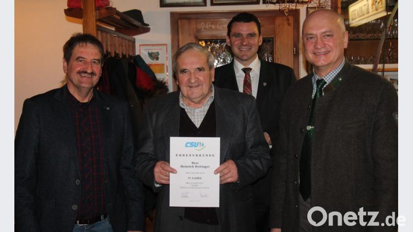 Ortsvorsitzender Josef Reitinger ehrte für seine langjährige Mitgliedschaft Heinrich Reitinger (von links). Es gratulierten Bürgermeister Walter Schauer sowie Bezirks- und Landrat Thomas Ebeling (von rechts). Bild: dl