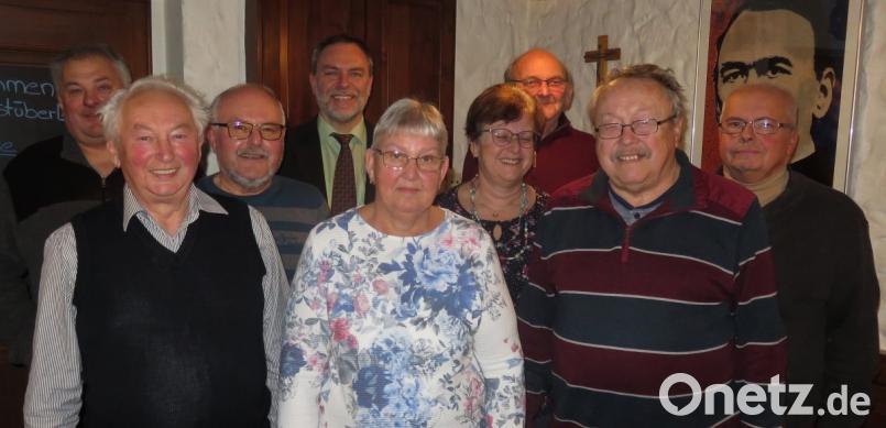 Der Bezirksvorstand bleibt drei weitere Jahre im Amt (vorne von links): Bezirks-Ehrenvorsitzender Eduard Bosser, Bezirksvorsitzende Ursula Christau und Herbert Eckl sowie (hinten von links) Wolfgang Trummer, Kassier Karl Christau, Bezirkspräses Pfarrer Josef Irlbacher, Schriftführerin Gabriele Schötz, Dieter Pickelmann und stellvertretender Bezirksvorsitzender Hans Schötz. Bild: rha