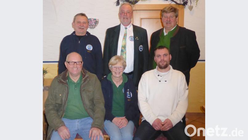 Ehrung für zehnjährige Mitgliedschaft durch zweiten Vorsitzenden Peter Würdinger, Vorsitzenden Fritz Kick und Bürgermeister Martin Schregelmann (hinten, von links) für Hans-Jürgen Suttner, Karin Wessels und Manuel Simbeck (vorne, von links) Bild: fsb