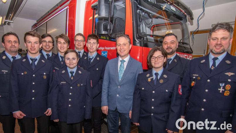 Neuaufgenommene und beförderte Mitglieder. Links Komandant Max Rösch, 2. Bürgermeister Herrmann Böhm (mitte), Vorsitzender Christian Beck (rechts) Bild: chl