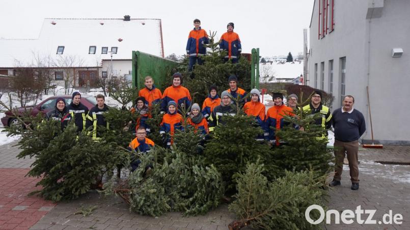 Zahlreiche Neunburger nutzten die Initiative der Jugendfeuerwehr und brachten ihre ausgedienten Christbäume zum Entsorgen. Bild: exb