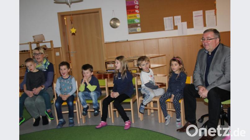 Das selbstgedichtete Loblied auf ihre Heimatstadt, das die Kleinen der Kindertagesstätte St. Vitus Bürgermeister Sepp Reindl bei seinem Besuch vorsingen, kommt beim Stadtoberhaupt bestens an. Bild: ads